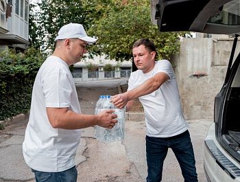 В убежище на улице Коммунистической доставили 180 литров питьевой воды