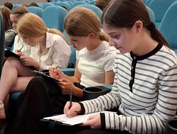 Более 200 севастопольских школьников написали диктант ко Дню языков народов России