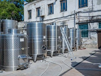 Старейшая винодельня Севастополя закупила новое оборудование и нарастила выпуск премиальных вин благодаря господдержке