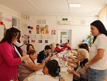 Для севастопольцев старшего поколения провели мастер-класс по гжельской росписи