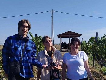 Севастопольские школьники осваивают профессию агронома на университетских виноградниках
