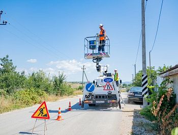 В городе завершается монтаж нового наружного освещения на участке дороги от улицы Тисовой до Голицынской