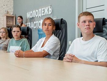 Герои неба: юные севастопольцы узнали об истории и традициях военной авиации России