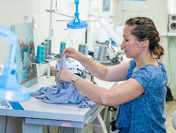 В Севастополе многодетная мама открыла швейный цех благодаря социальному контракту