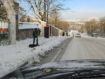 Уборкой снега в Севастополе заняты 946 рабочих