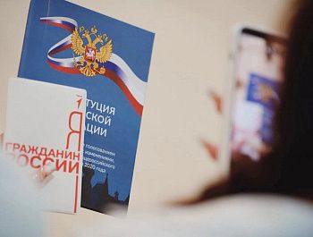 18 школьников Севастополя получили первые паспорта