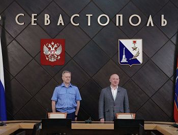 Михаил Развожаев вручил детям-сиротам ключи от новых квартир
