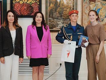 18 школьников Севастополя получили первые паспорта