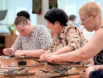 «Амулеты Победы»: жители дома-интерната плетут армейские браслеты для бойцов