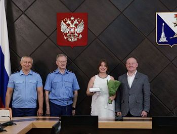 Михаил Развожаев вручил детям-сиротам ключи от новых квартир