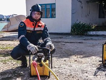Спасатели трех подразделений отработали порядок действий при ДТП
