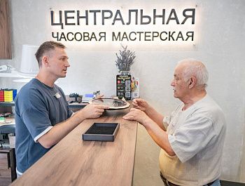 Севастополец открыл мастерскую часов благодаря соцконтракту