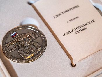 Михаил Развожаев вручил награды севастопольским семьям в День семьи, любви и верности