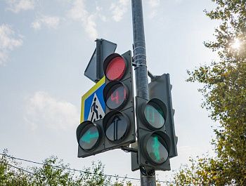 На пешеходных переходах и остановках Севастополя устанавливают комплексы автономного освещения