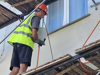 На улице Николая Музыки капитально ремонтируют фасад дома