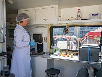 Севастопольские и крымские фермеры привезли свежую продукцию на ярмарку в бухту Казачью