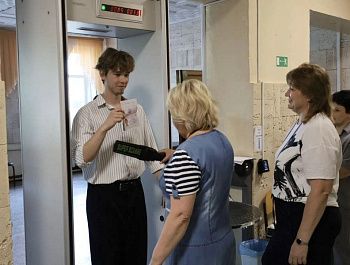 Выпускники Севастополя сдают ЕГЭ по информатике и иностранным языкам