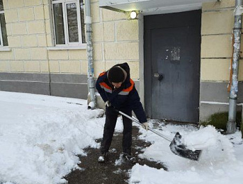 Уборкой снега в Севастополе заняты 946 рабочих