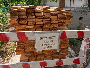 В Севастополе капитально ремонтируют крышу в историческом доме на улице Большая Морская