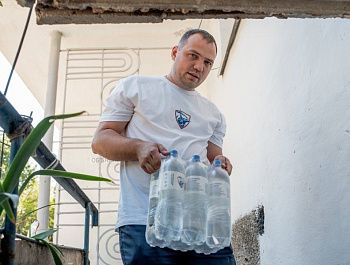 В укрытие на улице Каштановой доставили питьевую воду