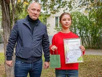 Клумбы по детским рисункам высадили на проспекте Генерала Острякова