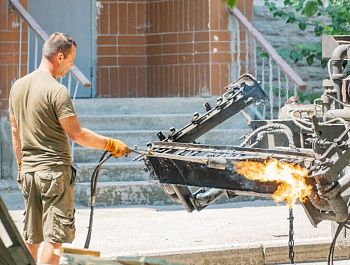 Во дворе на улице Коммунистической заканчивают ремонт внутриквартальной дороги
