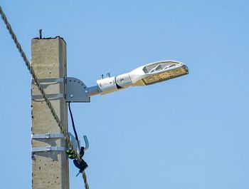 В городе завершается монтаж нового наружного освещения на участке дороги от улицы Тисовой до Голицынской