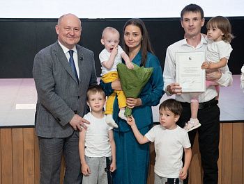 Михаил Развожаев вручил награды севастопольским семьям в День семьи, любви и верности