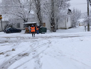 Уборкой снега в Севастополе заняты 946 рабочих