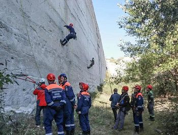 Спасатели провели тренировку на скальном рельефе