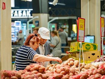 Севастопольские торговые сети сохранили цены на базовые продукты и снизили стоимость местных овощей и фруктов
