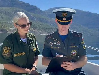 Лесничие и спасатели проверили побережье Севастополя с воды
