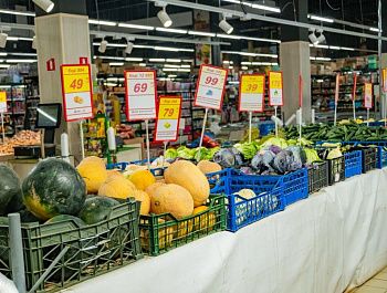 Севастопольские торговые сети сохранили цены на базовые продукты и снизили стоимость местных овощей и фруктов