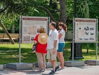 На Приморском бульваре открылась выставка архивных документов «Город, достойный поклонения»