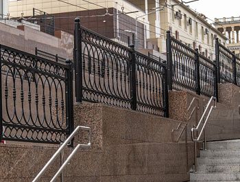 На лестничном спуске у рынка «Чайка» открыли пешеходное движение