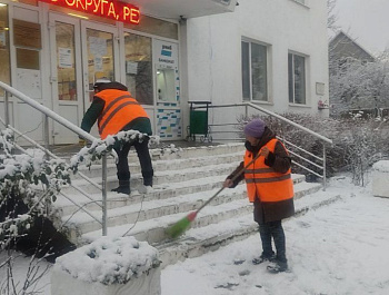 Уборкой снега в Севастополе заняты 946 рабочих