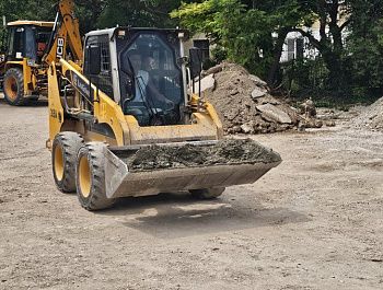 Во дворе на улице Павла Дыбенко ремонтируют внутриквартальную дорогу