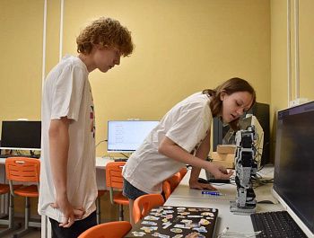 Юные инженеры Севастополя готовятся к международному фестивалю «РобоФинист»
