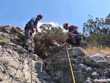 Спасатели отработали эвакуацию пострадавшего на сложном горном рельефе