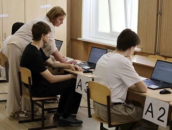 Выпускники Севастополя сдают ЕГЭ по информатике и иностранным языкам