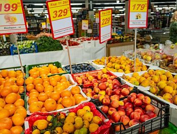 Севастопольские торговые сети сохранили цены на базовые продукты и снизили стоимость местных овощей и фруктов