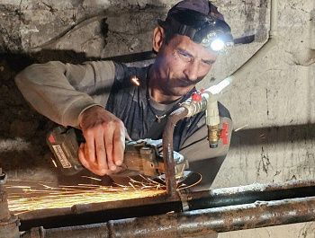 Коммунальщики работают в домах над устранением аварий на сетях отопления