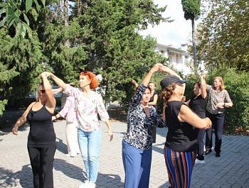 В Центре соцобслуживания Севастополя проходят занятия по танцевальной ритмике для старшего поколения