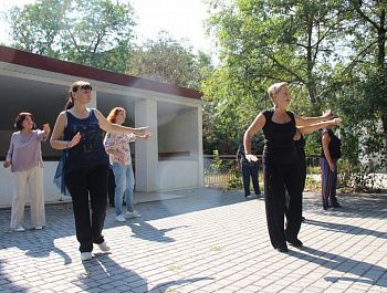 В Центре соцобслуживания Севастополя проходят занятия по танцевальной ритмике для старшего поколения