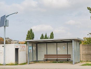 На пешеходных переходах и остановках Севастополя устанавливают комплексы автономного освещения