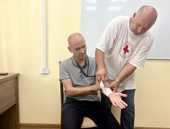Сотрудники севастопольских рынков и департамента сельского хозяйства и потребительского рынка осваивают навыки спасения жизней