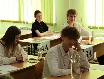 Выпускники Севастополя сдают ЕГЭ по физике и обществознанию