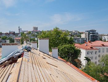 В Севастополе капитально ремонтируют крышу в историческом доме на улице Большая Морская
