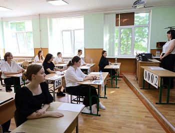 Выпускники Севастополя сдают ЕГЭ по физике и обществознанию