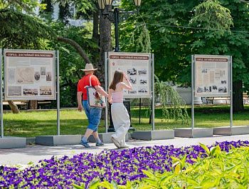 На Приморском бульваре открылась выставка архивных документов «Город, достойный поклонения»